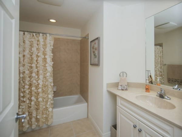 Two Bedroom Vacation Condo in Sarasota Sleeps 4 Guests